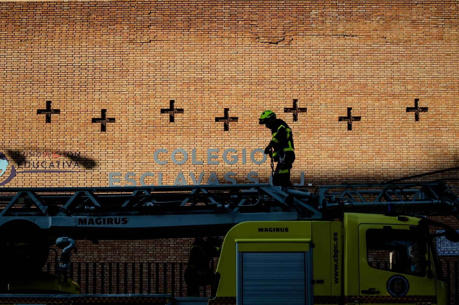 Así ha quedado el techo de la iglesia de Las Esclavas de Cádiz.