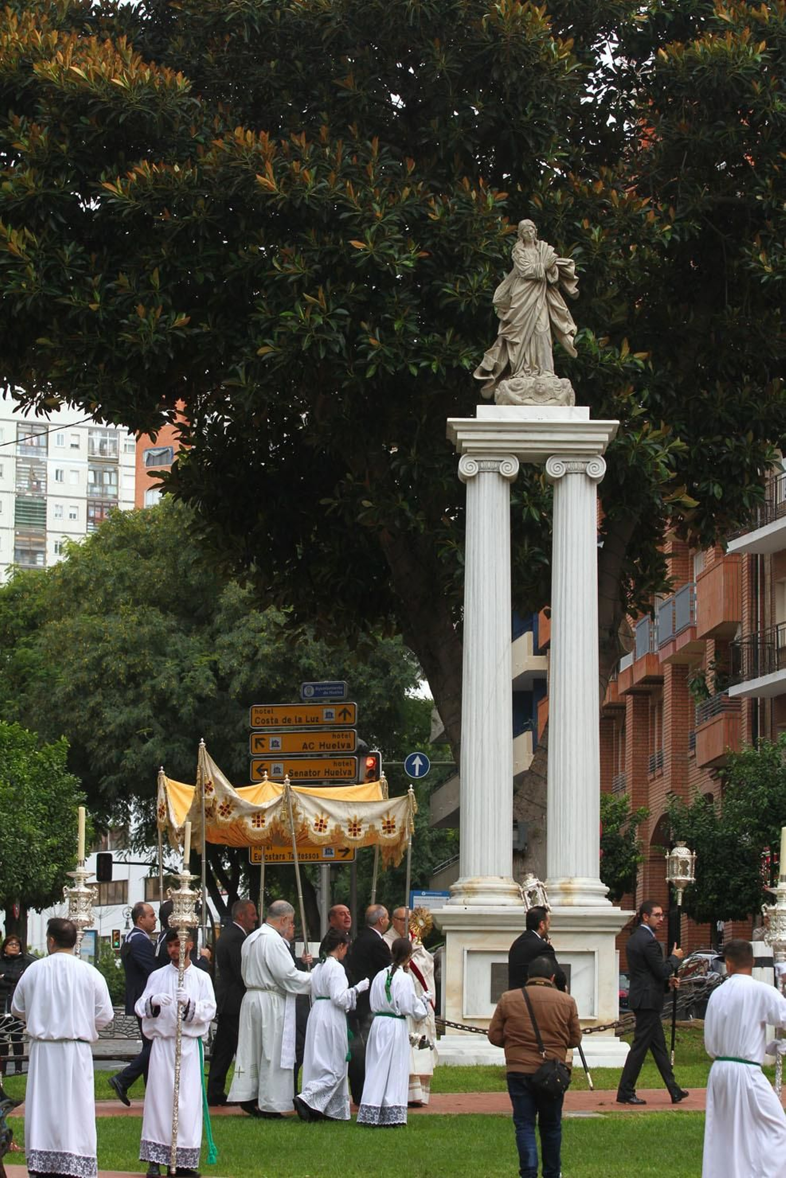 Procesión Solemne  de la Hermandad de La Vera Cruz, con el Santísimo Sacramento.