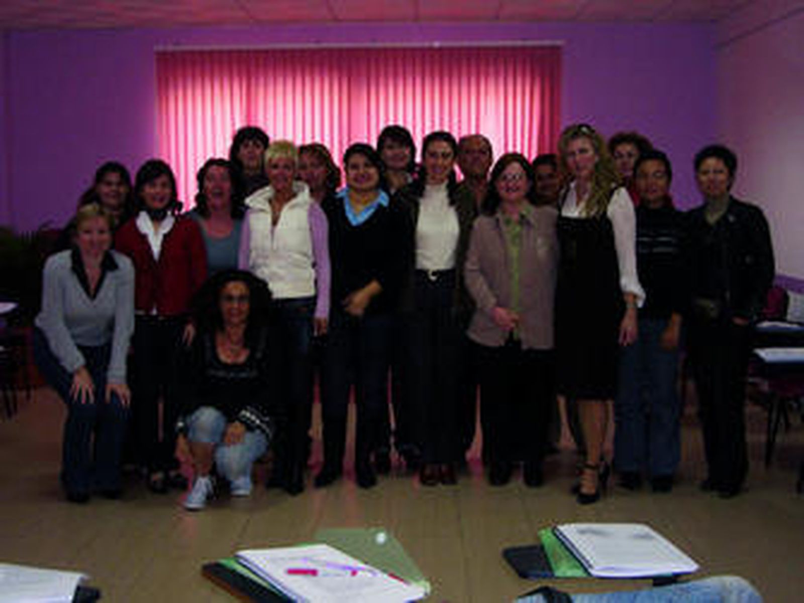 La concejal Dolores Ortega junto a alumnas de un taller de empleo.