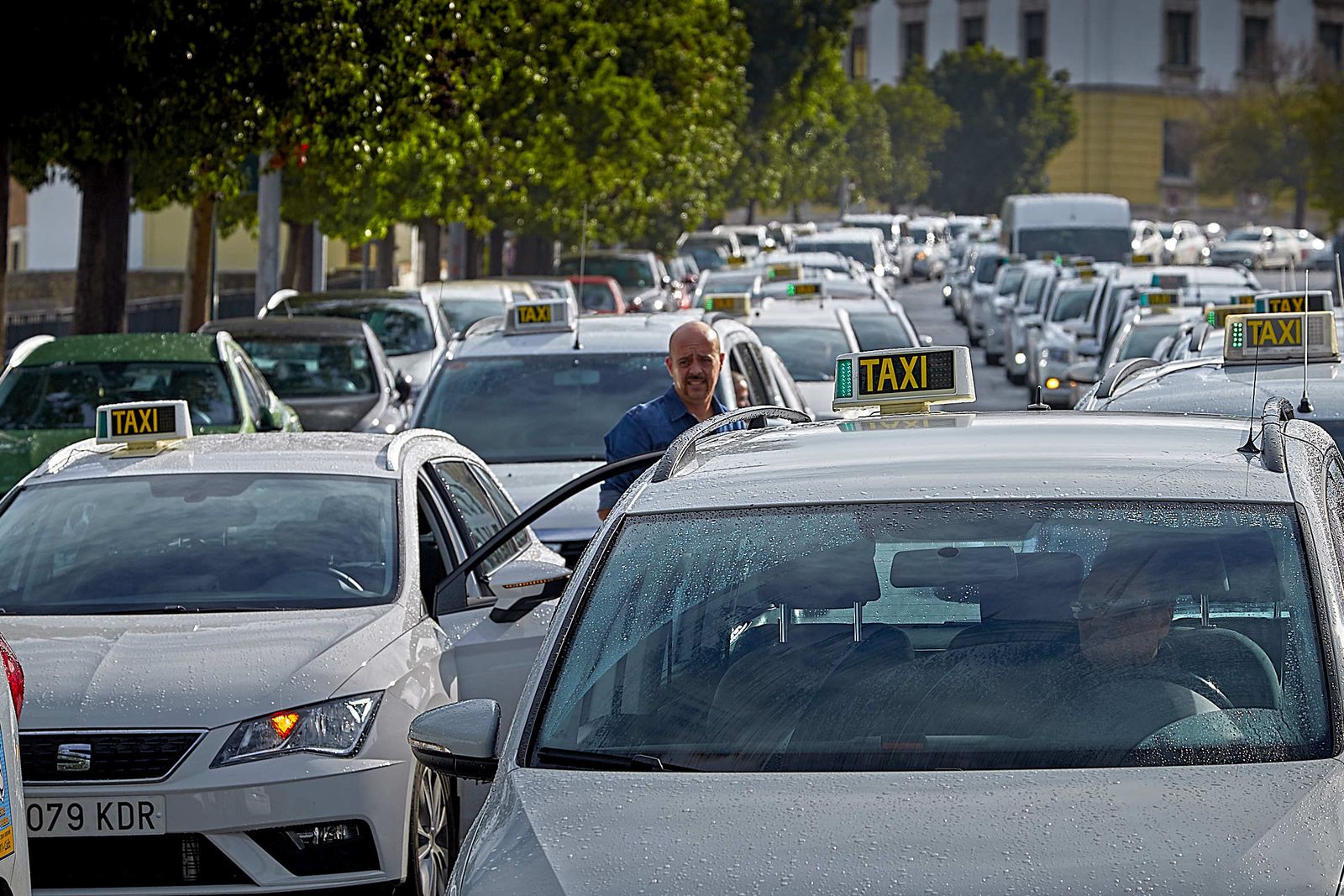 Una de las paradas de taxistas en Cádiz por la llegada de las VTC.
