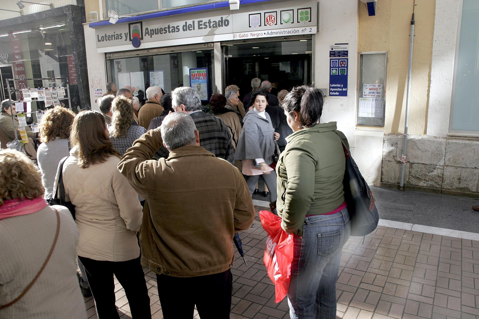 Decenas de personas se agolpan en una administración de Loterías para comprar su décimo