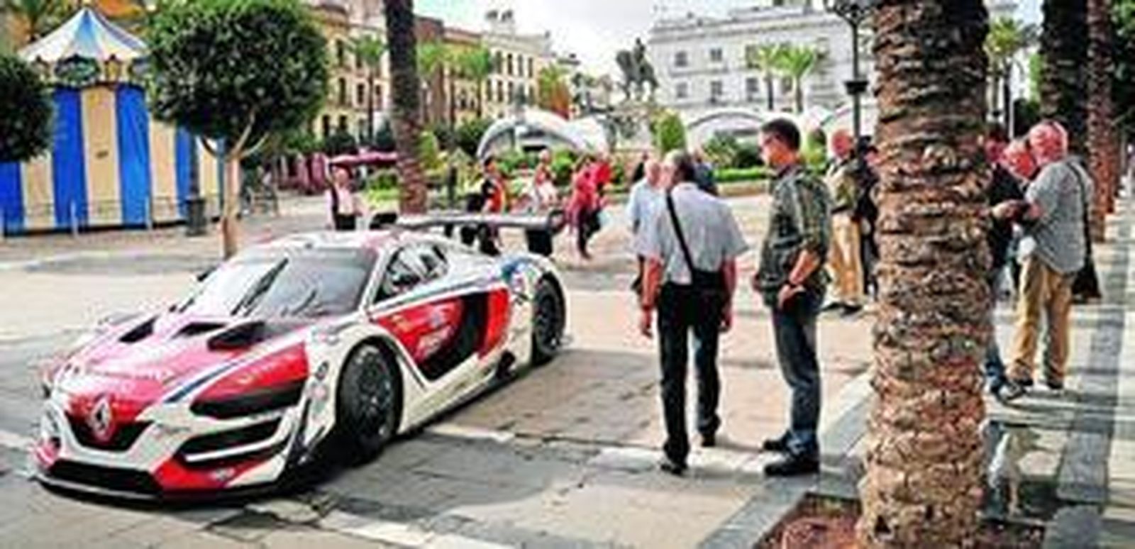 El espectacular R.S01 de la categoría Renault Sport Trophy, a su paso por la plaza del Arenal antes de quedar aparcado en la puerta del Ayuntamiento jerezano.