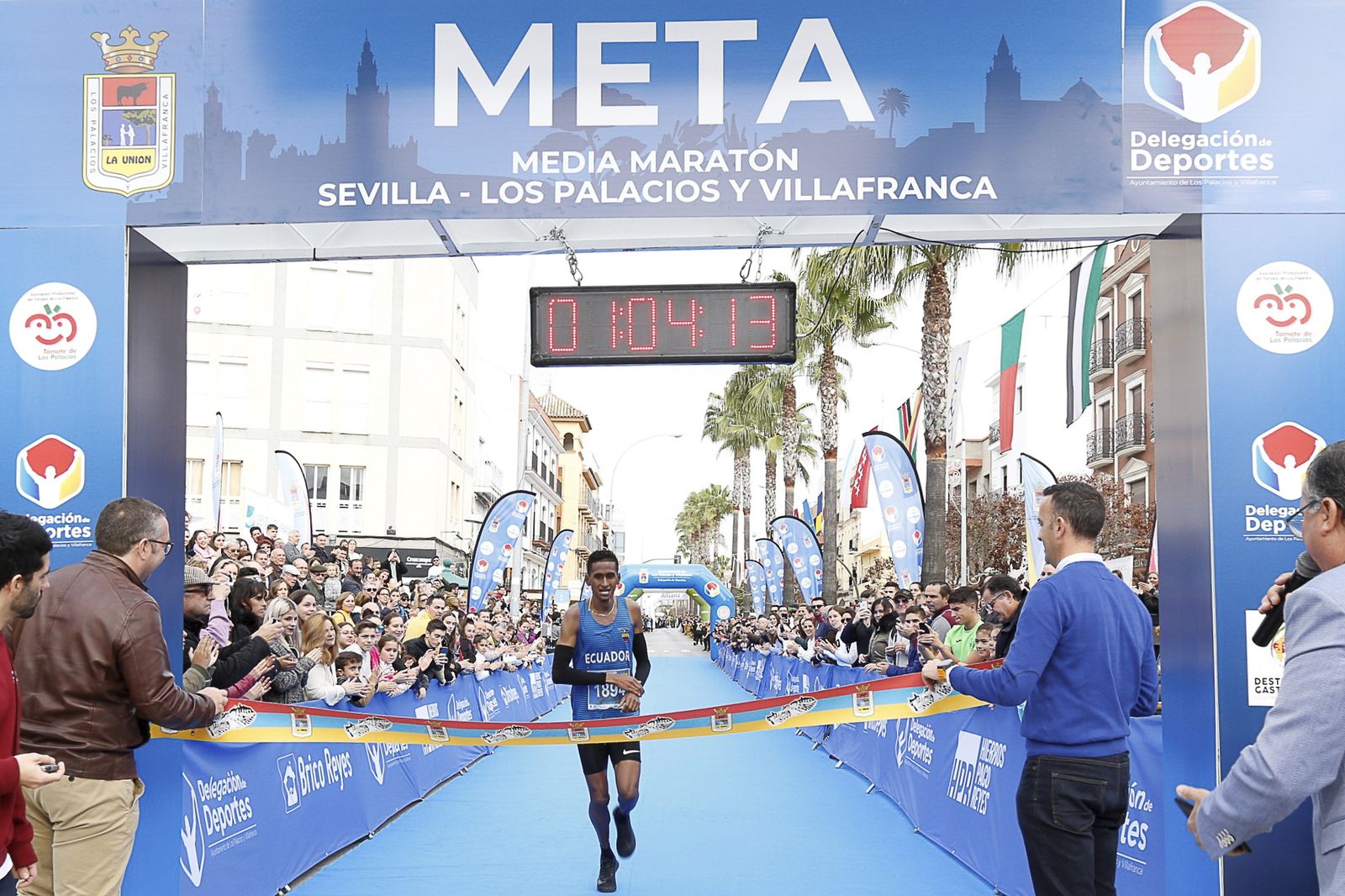 El ecuatoriano Rafael Vicente Loza entrenado en meta como ganador.