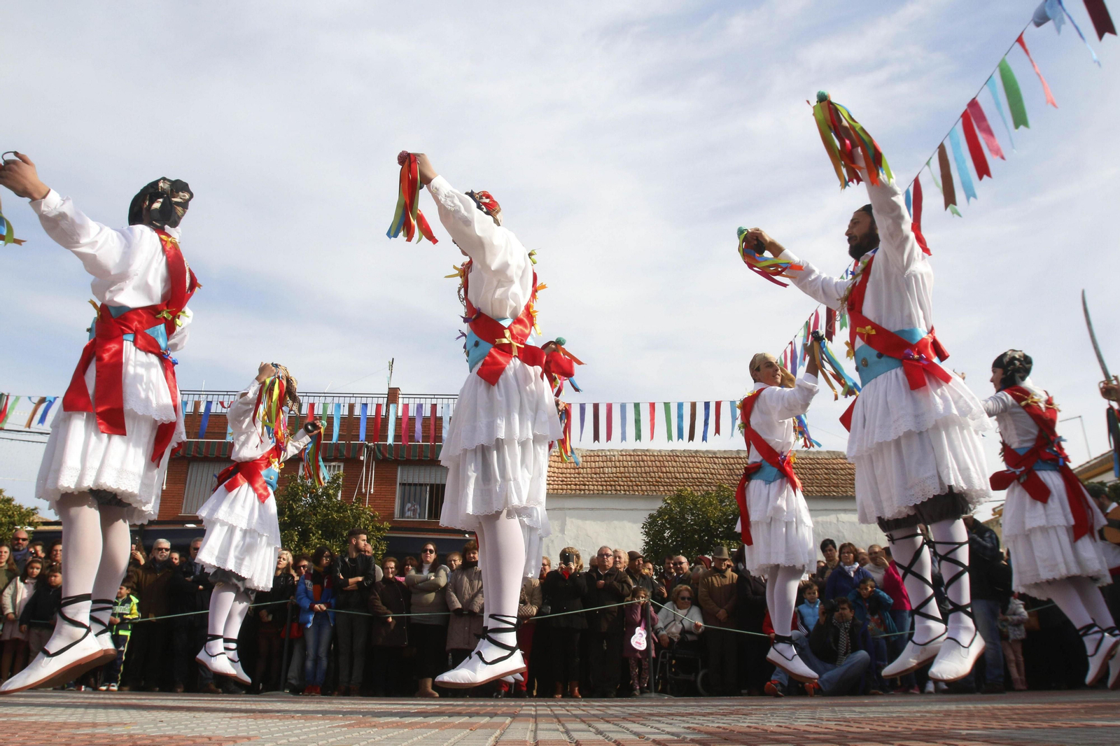 Los seis danzantes, en uno de sus brincos.