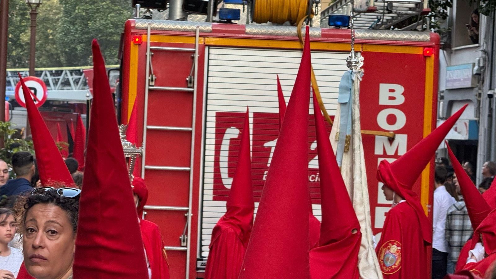 Penitentes de La Borriquita junto al camión de Bomberos de Huelva. Penitentes de La Borriquita junto al camión de Bomberos de Huelva.