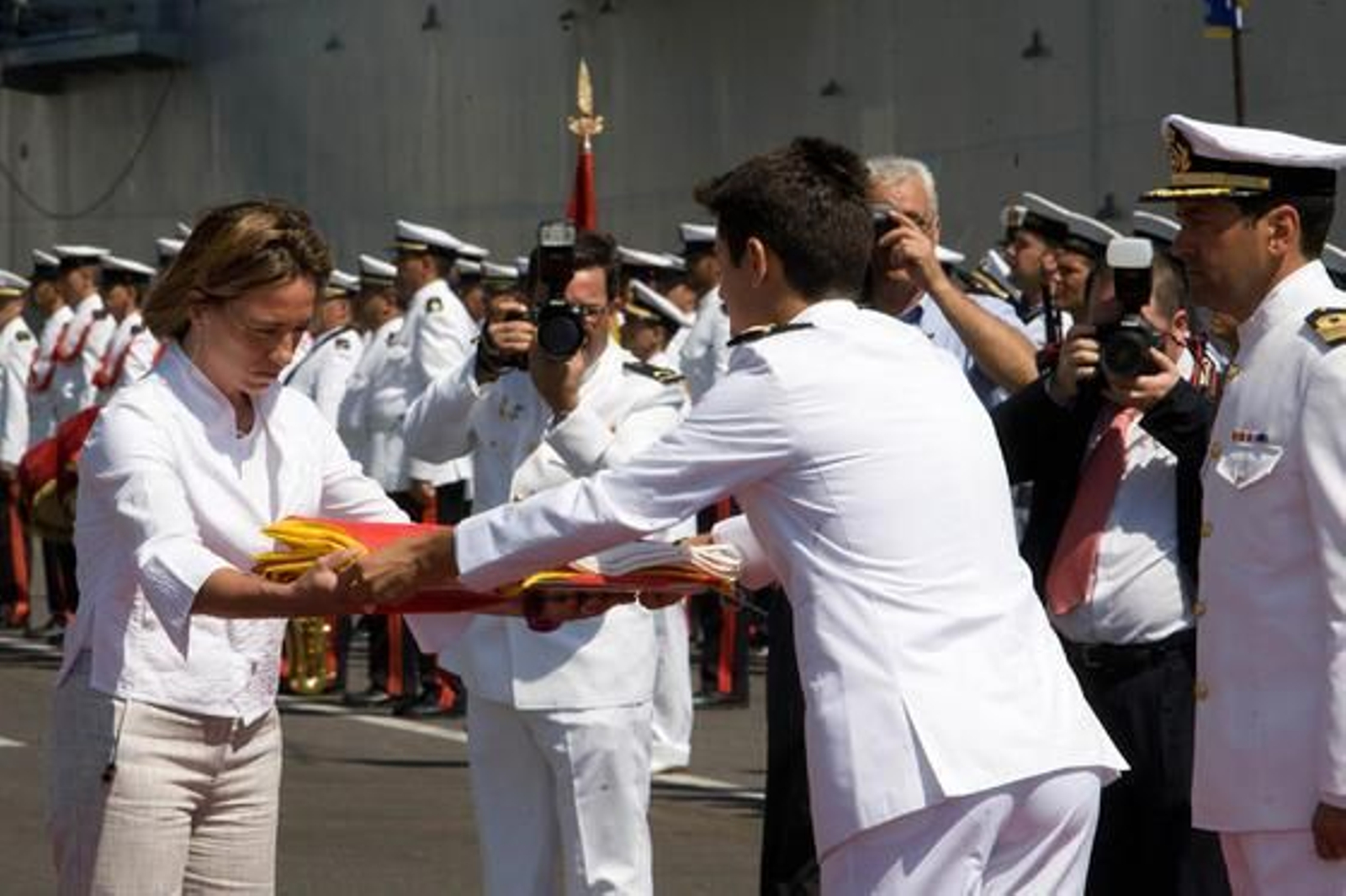 La ministra Chacón inaugura el muelle 4 de la base de Rota y preside la entrega del BAM ´Meteoro´

Foto: Borja Benjumeda
