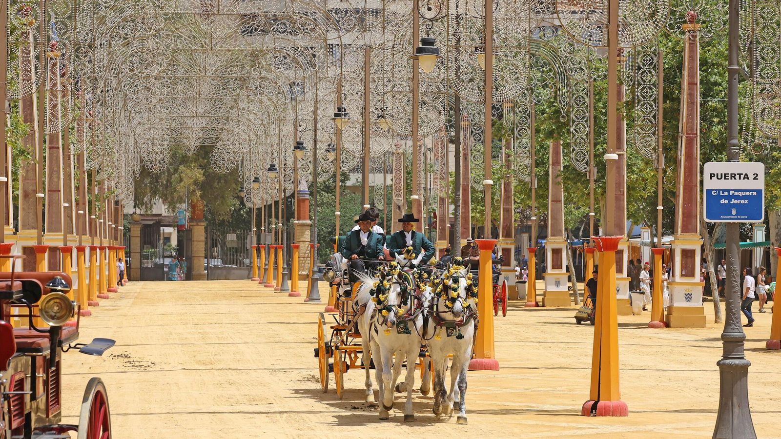 Un enganche por el paseo de caballistas este sábado, bastante desangelado en las primeras horas salvo en el interior de las casetas, que tenían un buen ambiente. Un enganche por el paseo de caballistas este sábado, bastante desangelado en las primeras horas salvo en el interior de las casetas, que tenían un buen ambiente.