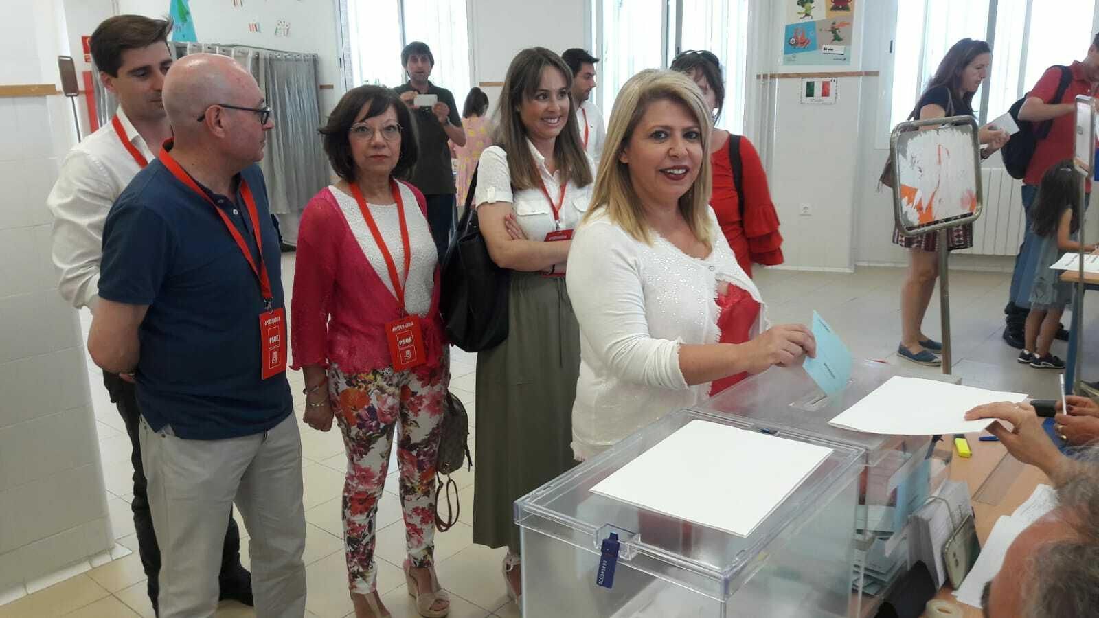 Mamen Sánchez, votando en el colegio San José Obrero.