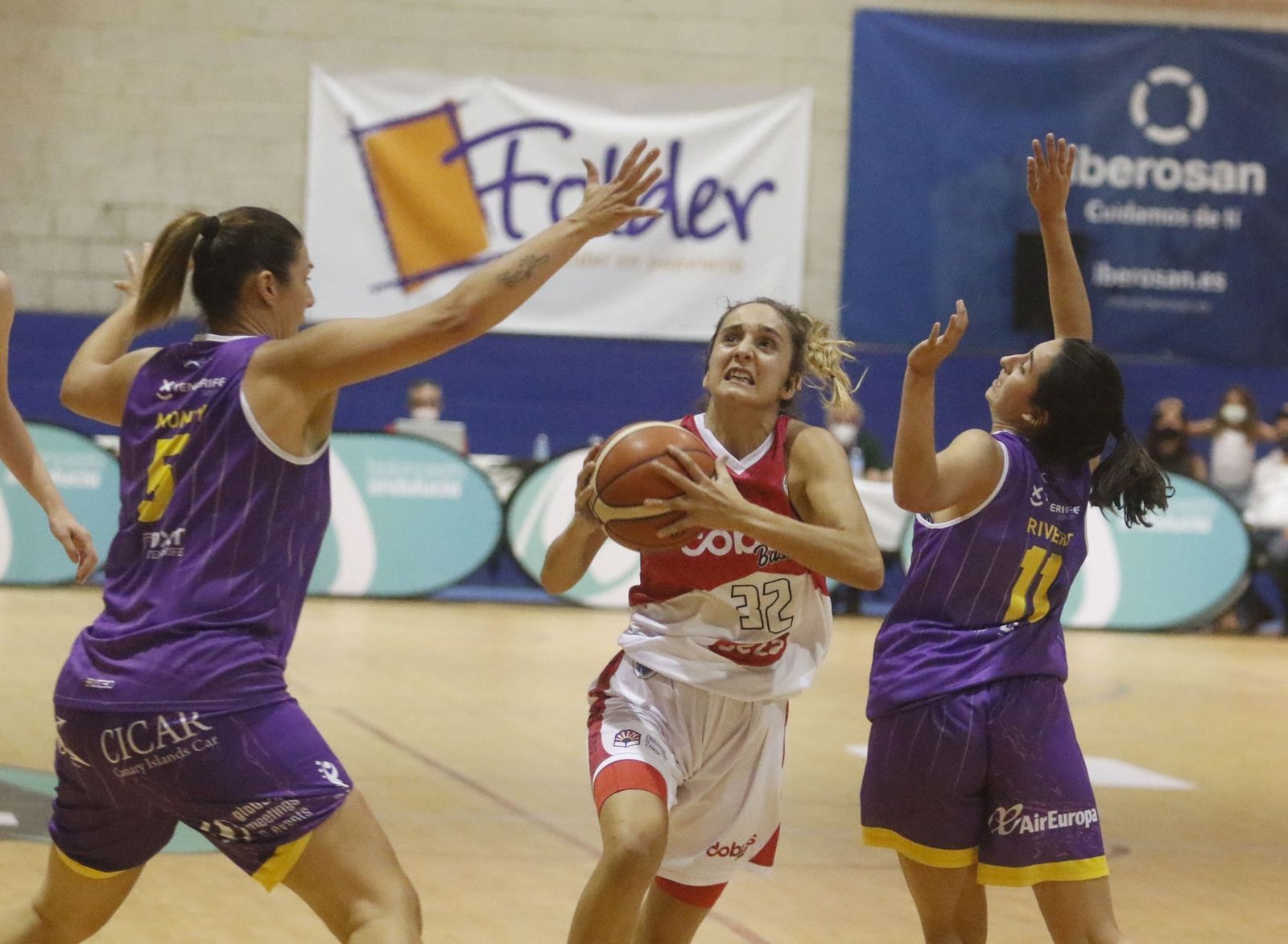 Conchi Satorre penetra a canasta ante la oposición de dos rivales.