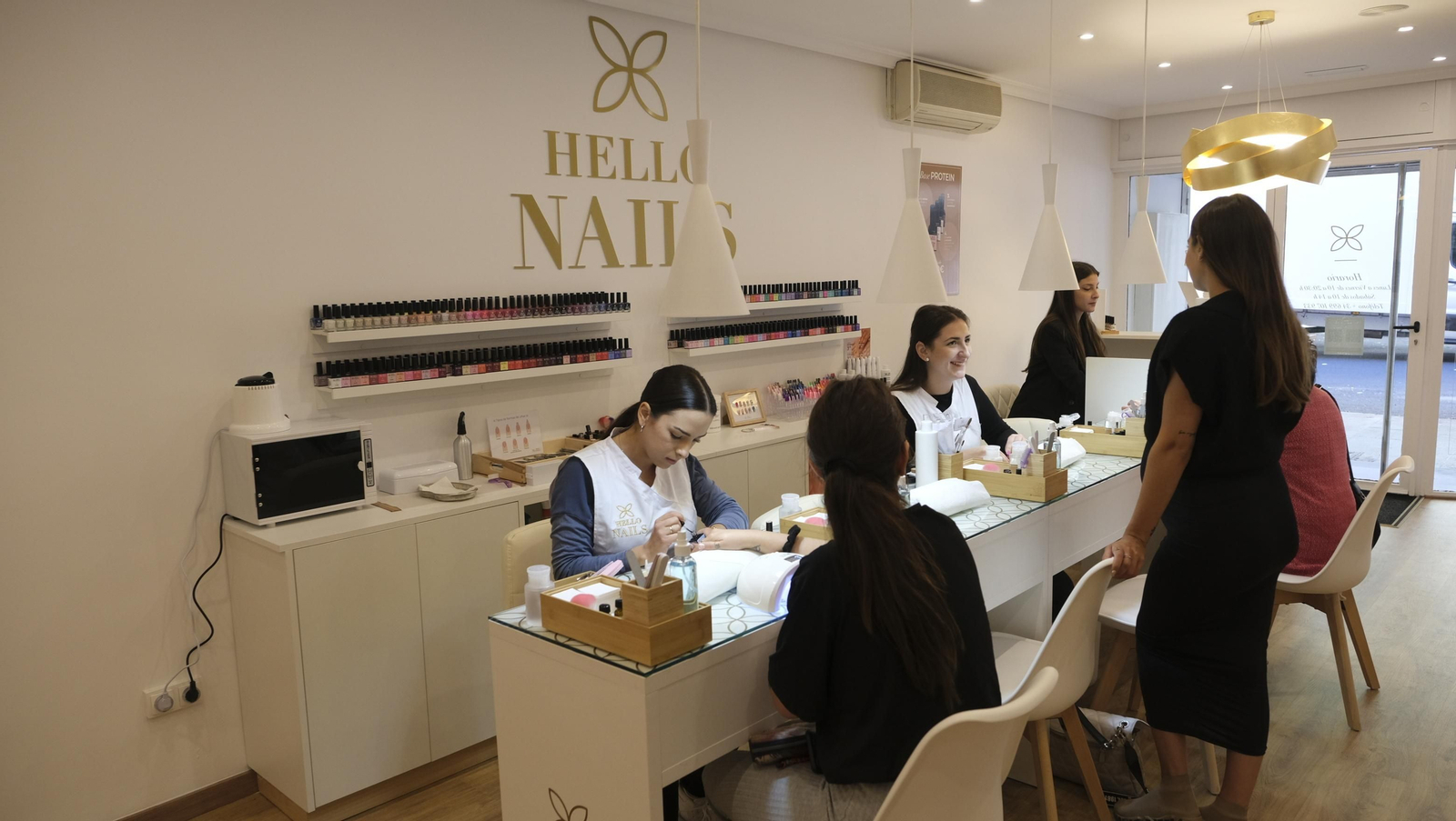 Imágenes de la nueva franquicia de Hello Nails en Almería