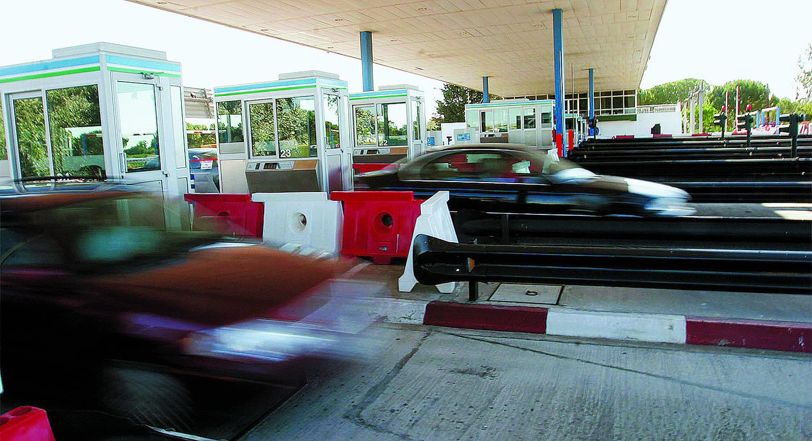 Coches pasando por el peaje  de Las Cabezas, en la provincia de Sevilla.