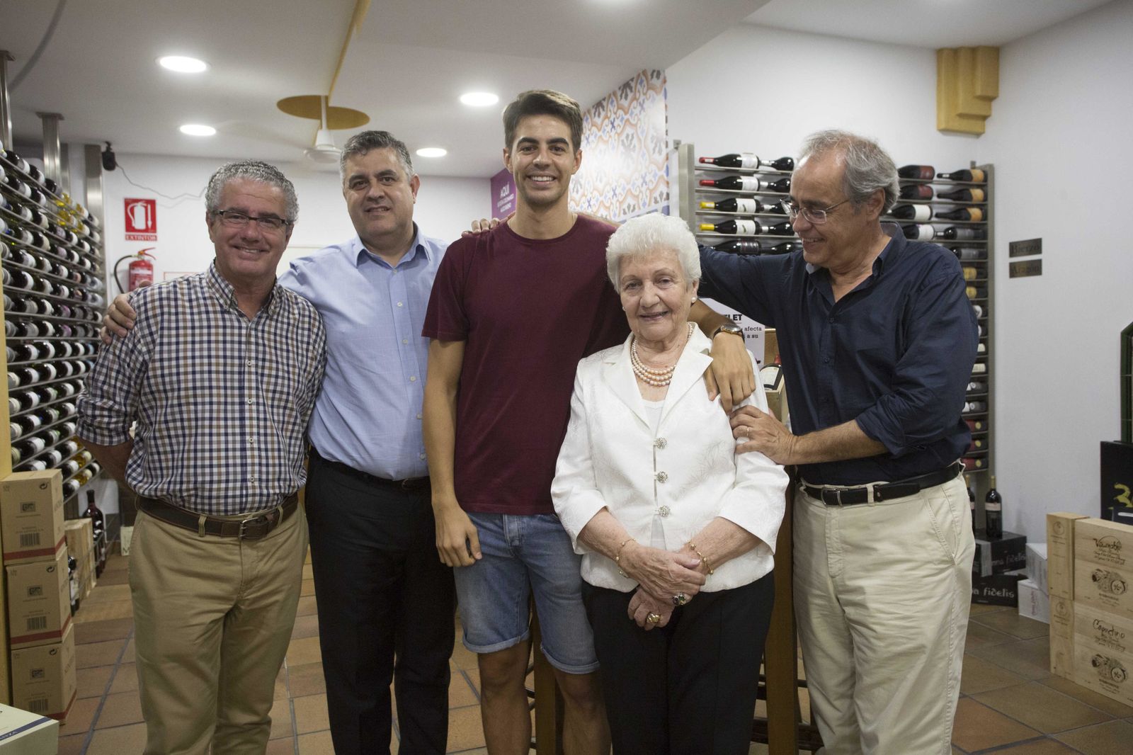 Isabel Olmedo, con su nieto Luis y tres de sus siete hijos: Sebastián, José Luis y Francisco (de izquierda a derecha).