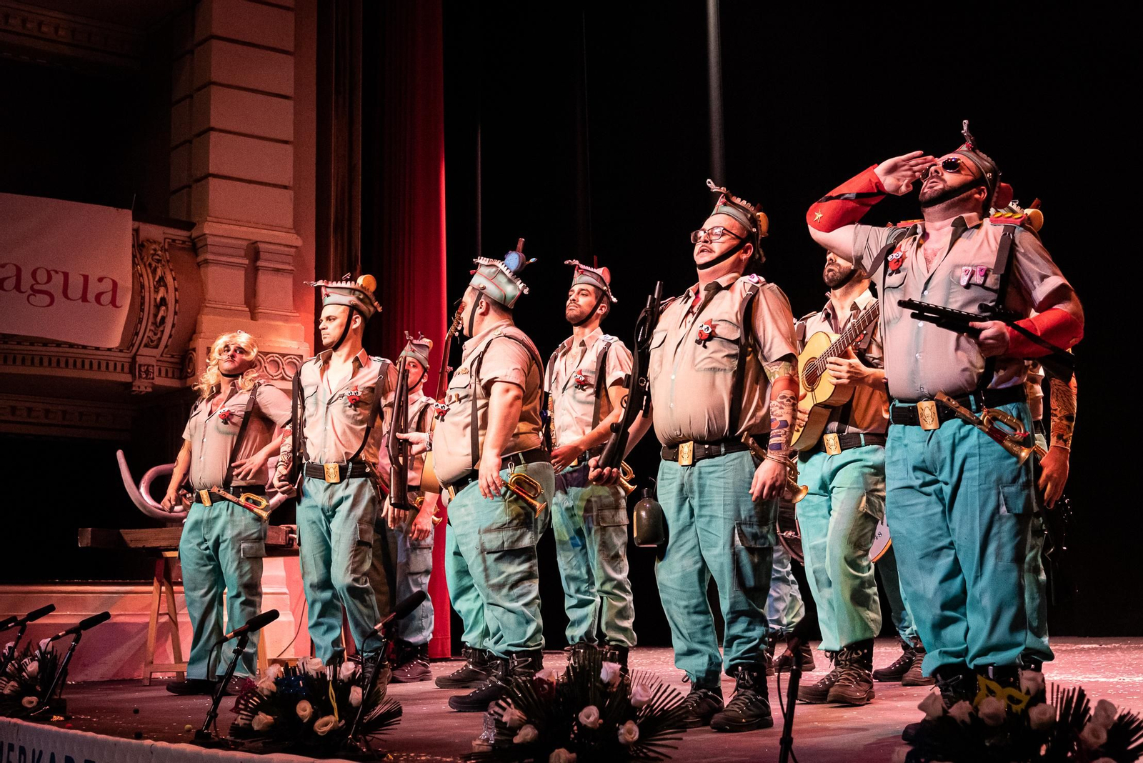 Imágenes de la murga 2020 ¡Qué choco llevo en lo alto!