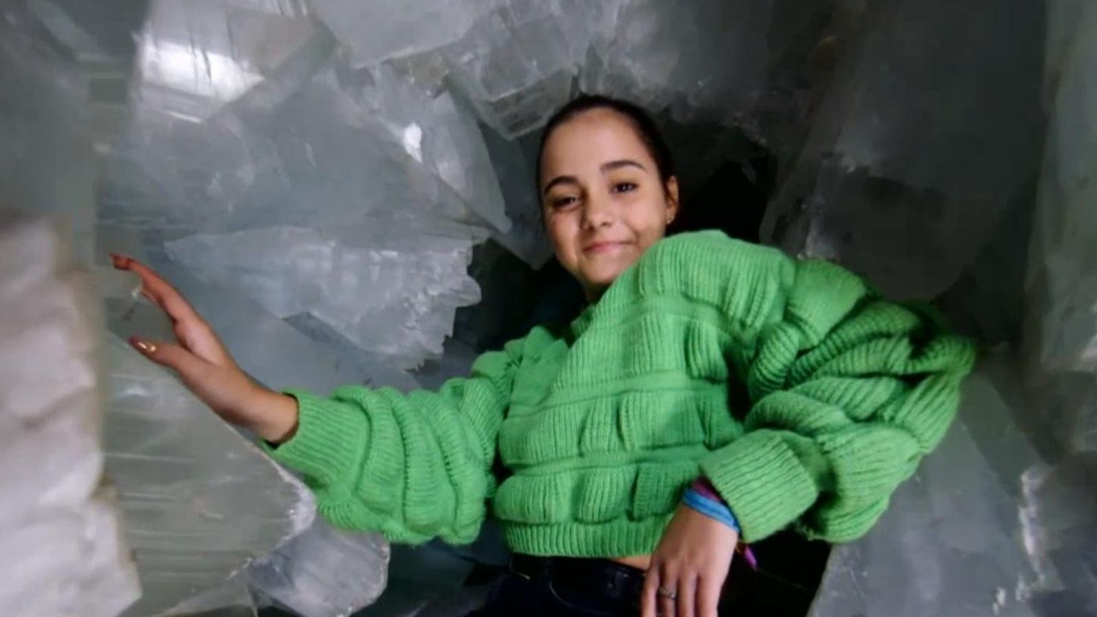 La joven en la Geoda de Pulpí.