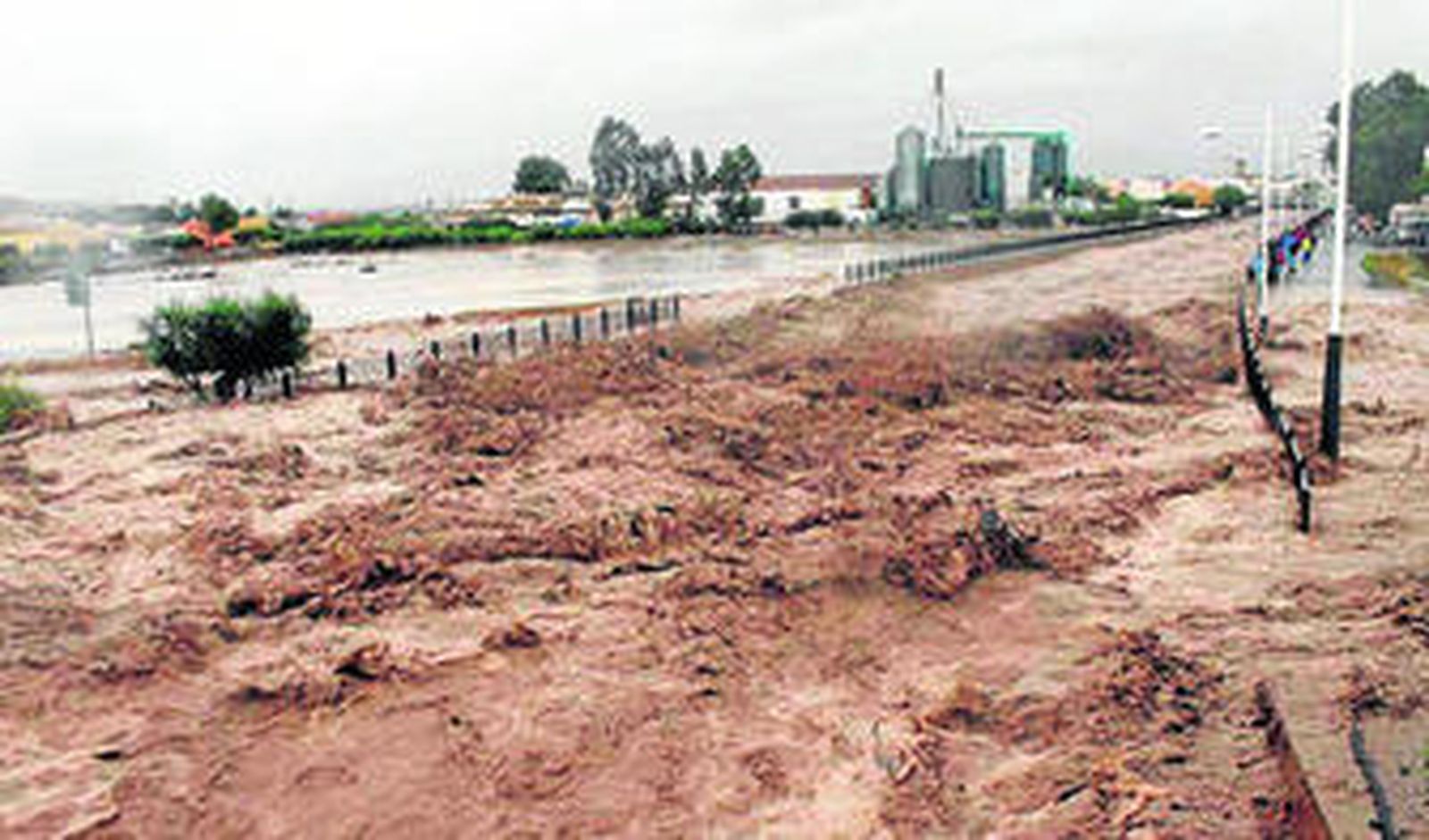 Desbordamiento de la Rambla Nogalte, que cruza la localidad pulpileña, tras la tormenta de viento, lluvia y granizo que tuvo lugar hace un año.