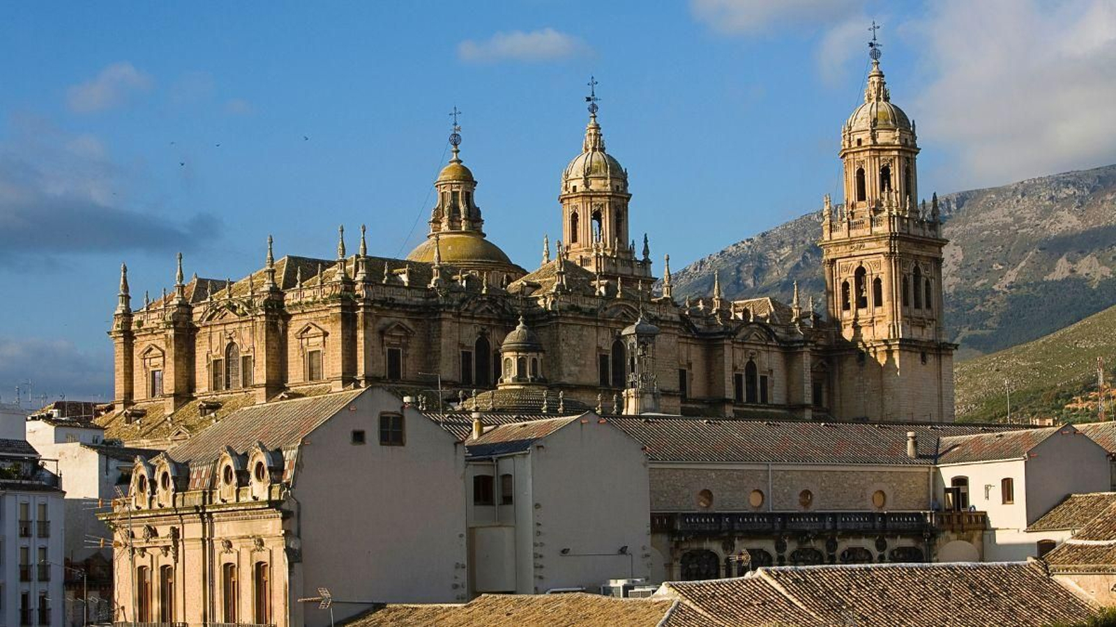 La Catedral de Jaén bien merece una visita, incluso por fuera.