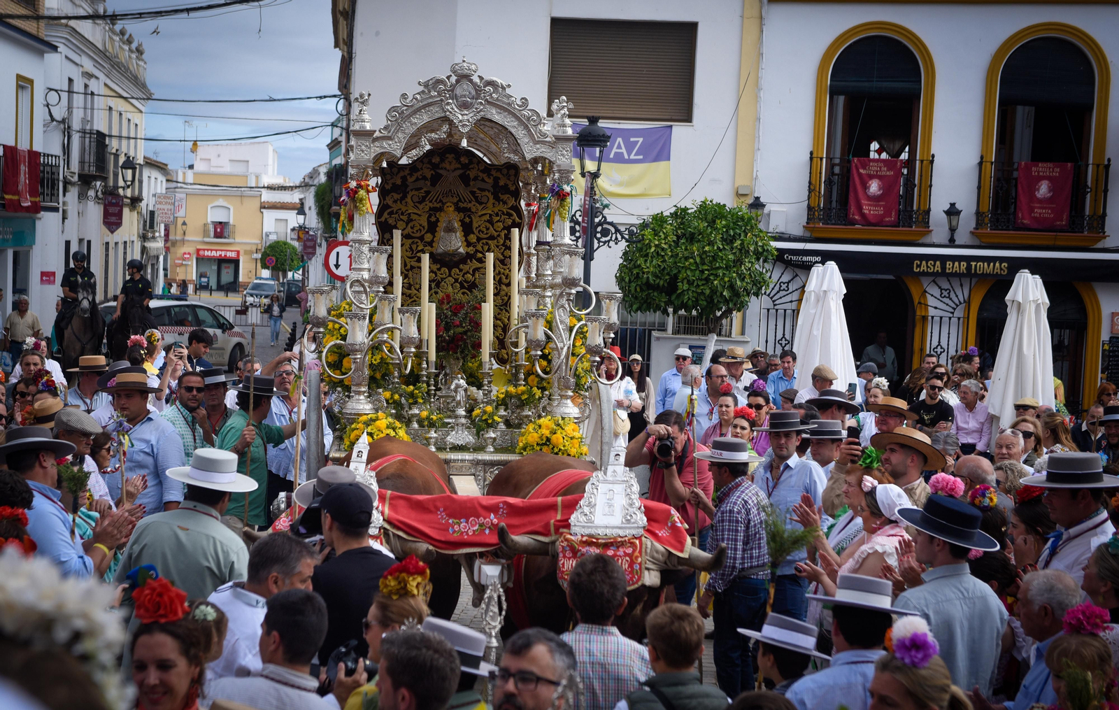 El paso de las Hermandades de El Rocío por Villamanrique, en imágenes