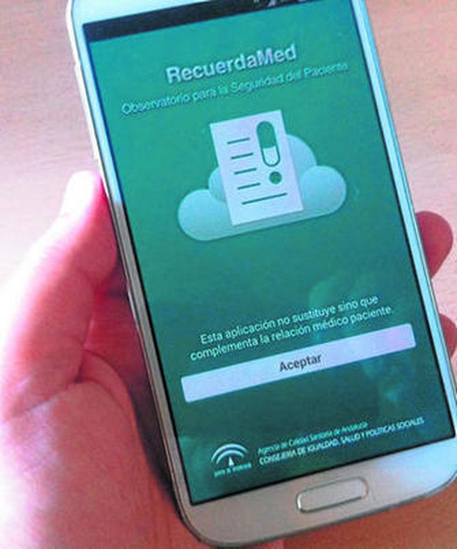 Un móvil con la aplicación RecuerdaMed.