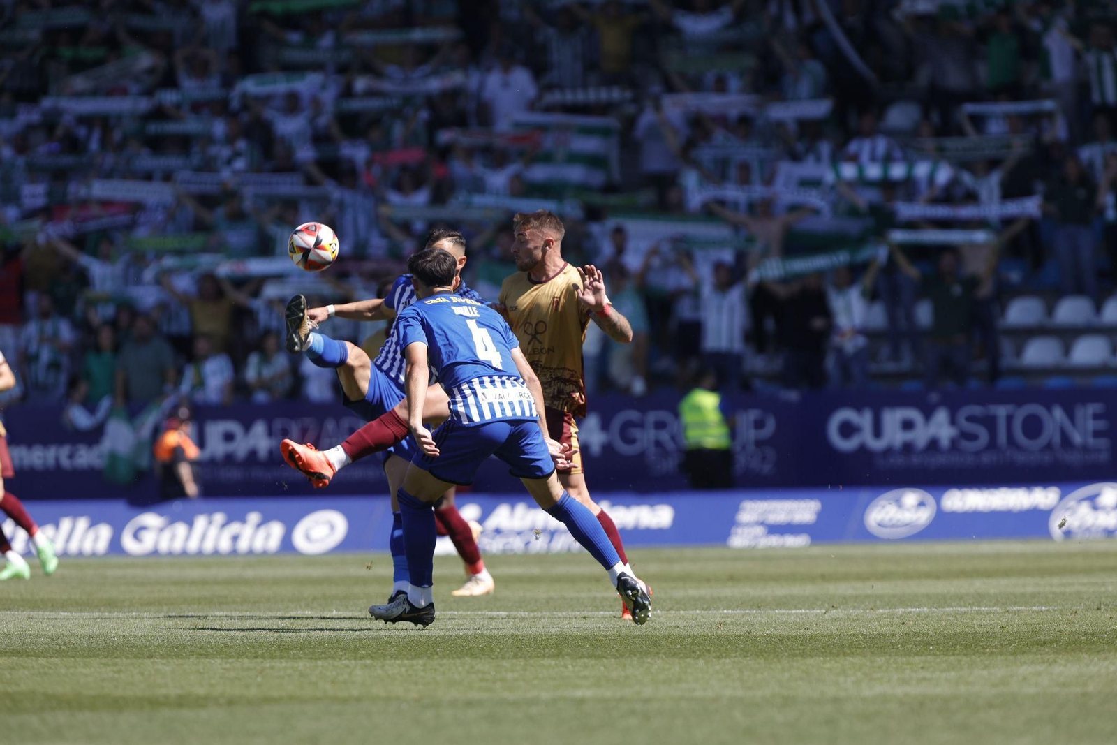 Casas es presionado por dos jugadores de la Ponferradina.