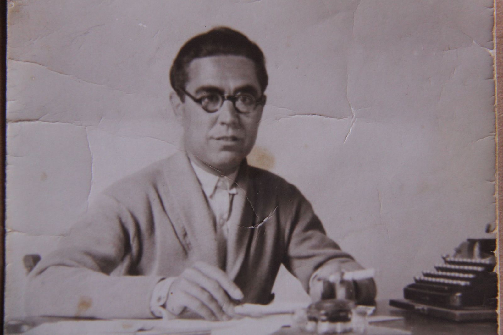 José Ponce Bernal escribiendo.