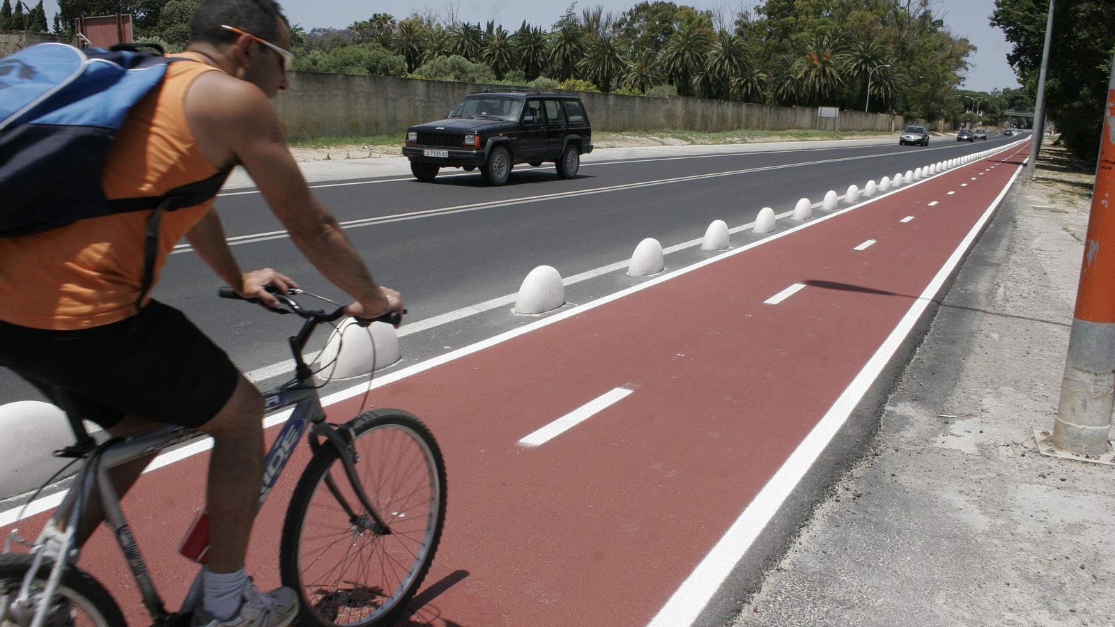 Una imagen de archivo del carril bici de la Carretera de Sanlúcar.