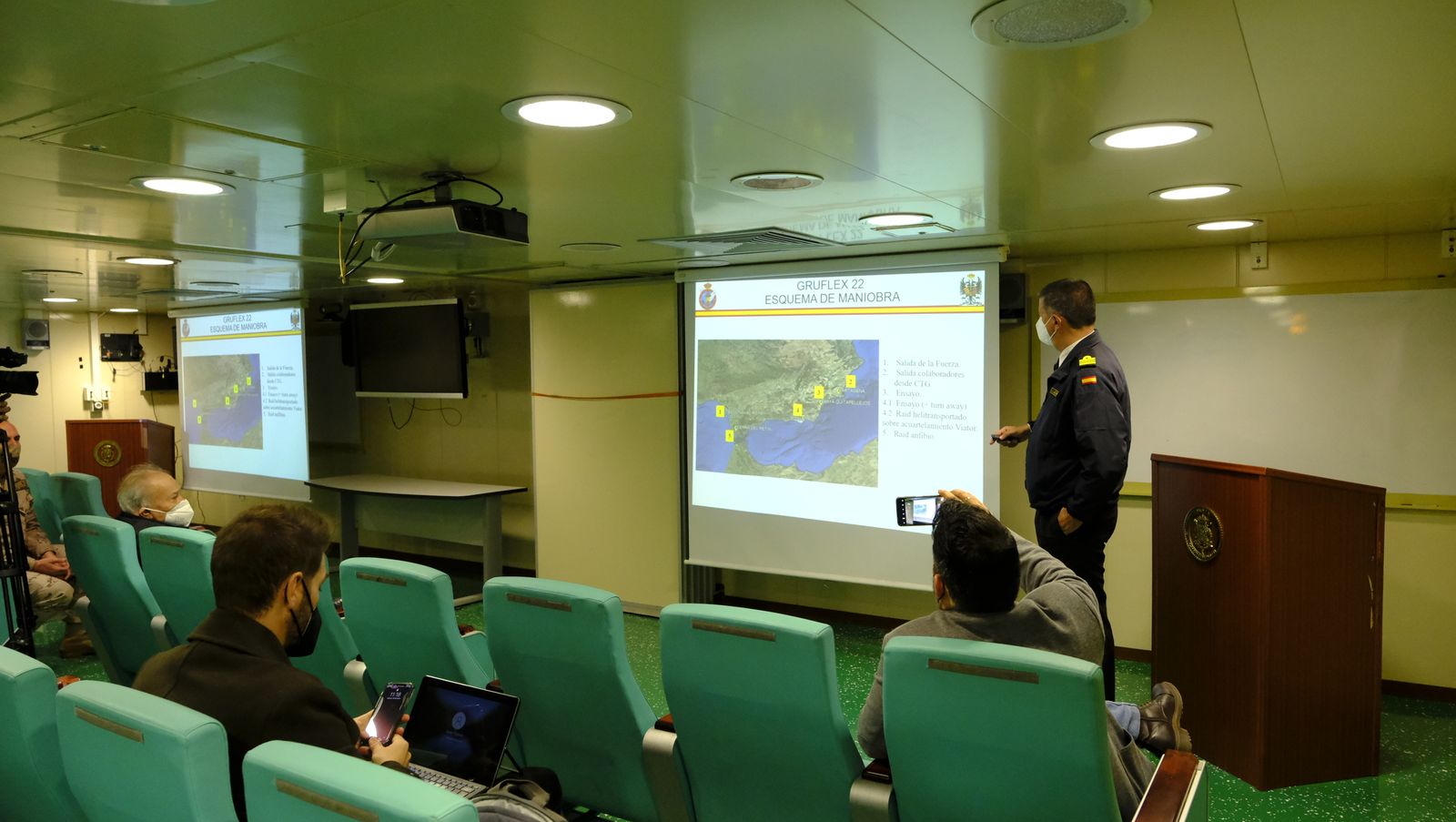 Fotogalería de la visita al portaaviones Juan Carlos I. Puerto de Almería.