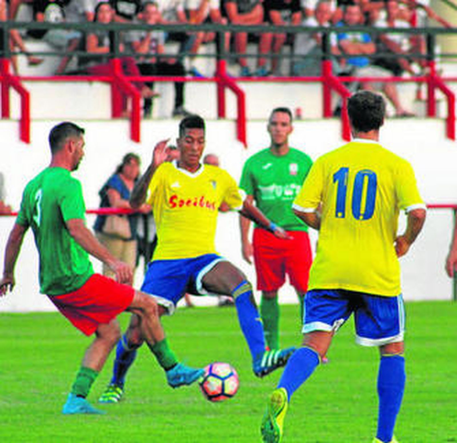 Eddy Silvestre intenta cortar el balón en presencia de Santamaría.