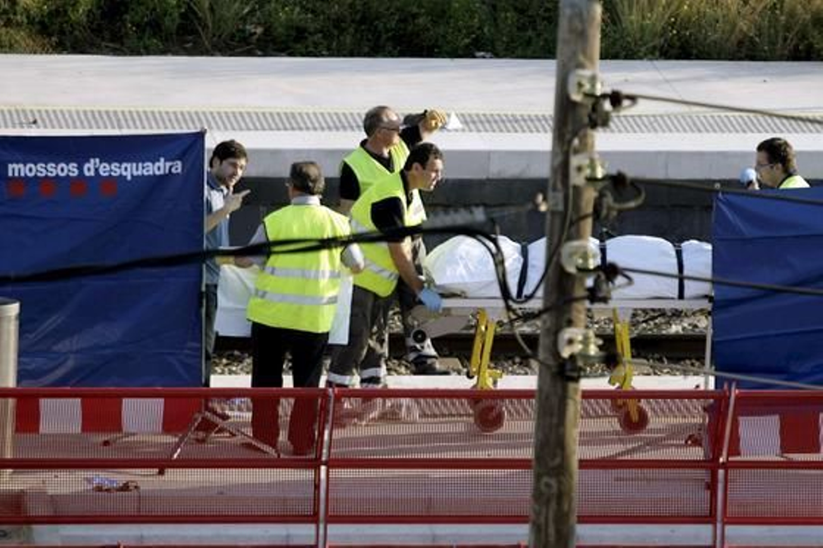 Al menos 12 personas, en su mayoría jóvenes, han muerto tras ser arrolladas por un tren en la estación de Castelldefels. 

Foto: Marta Pérez, (EFE)