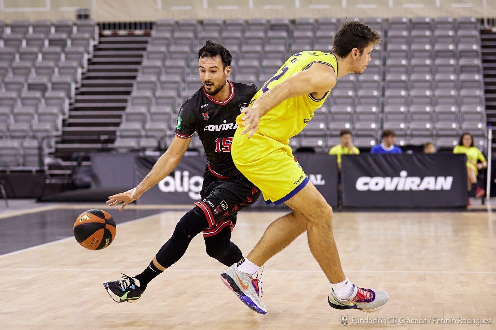 Jugada de Lluis Costa en una acción del partido