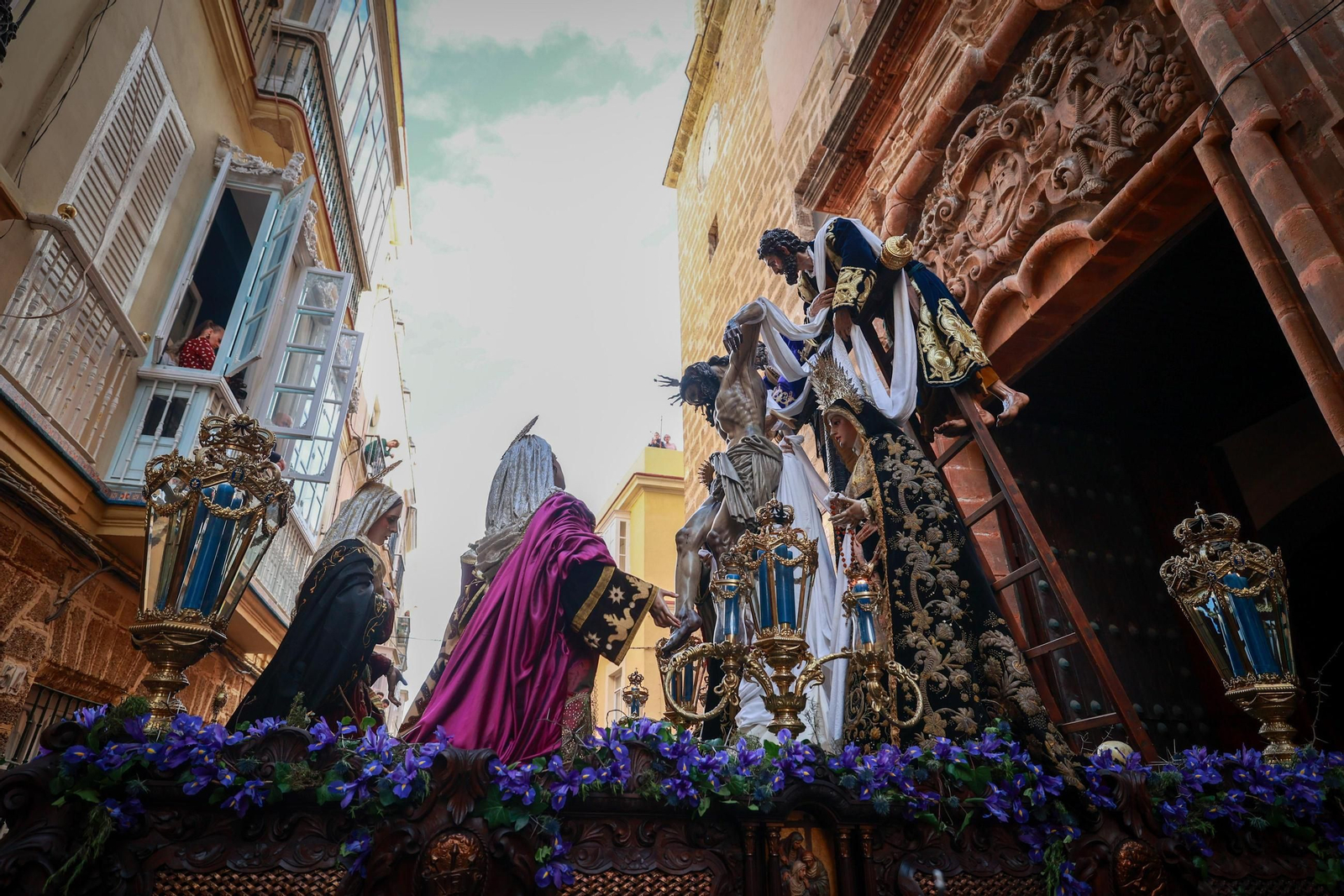Imágenes de la salida de Descendimiento en la Semana Santa de Cádiz 2025
