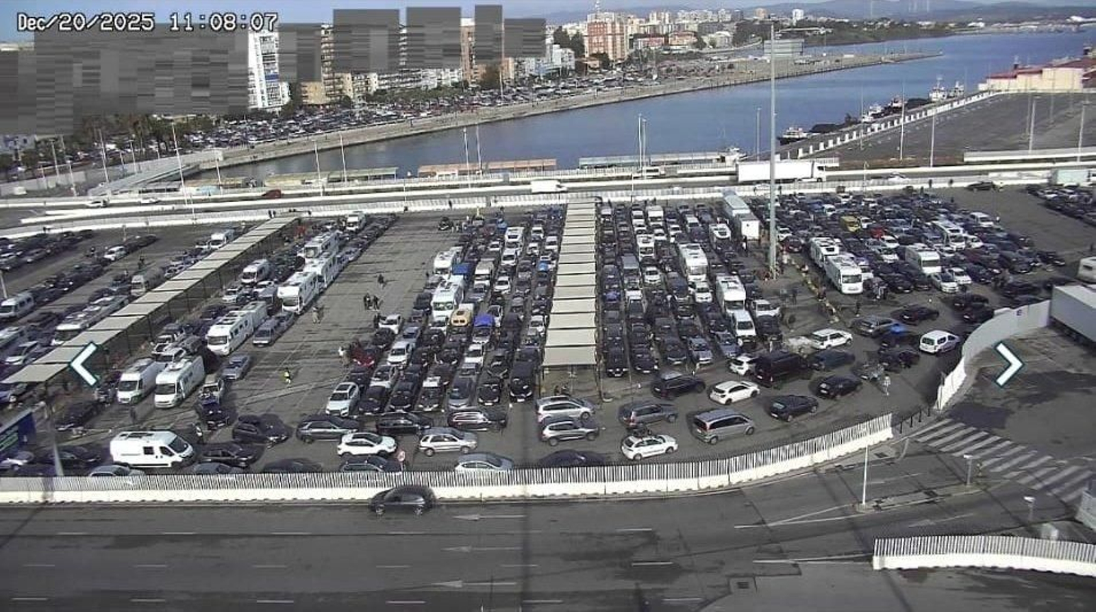 La llegada, en algunos momentos masiva, de vehículos lleva a la Autoridad Portuaria a habilitar distintas parcelas de estacionamiento para la gestión de la OPE Navidad 2025.