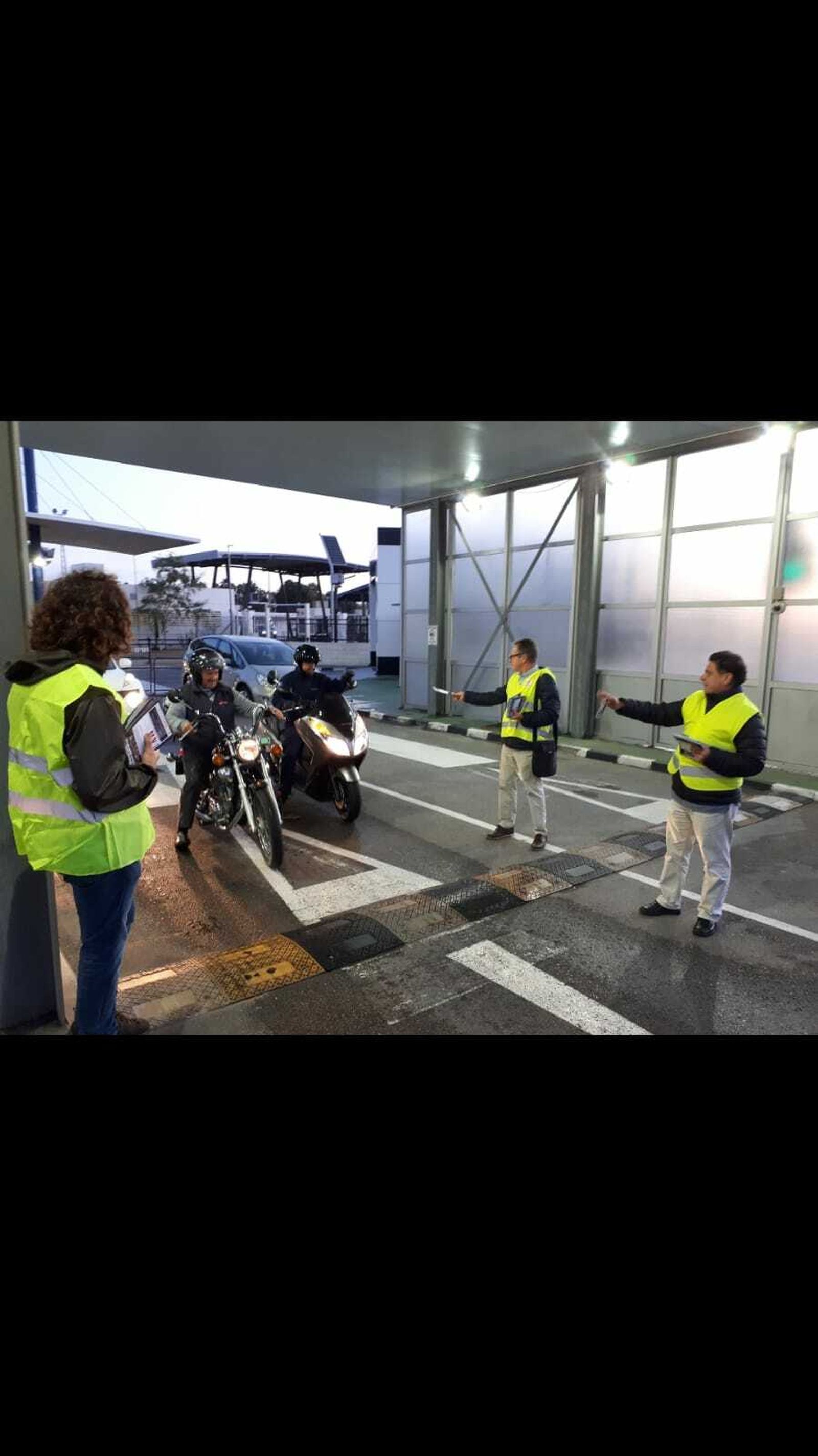 Los delegados sindicales reparten las octavillas, este miércoles en la entrada a Gibraltar.