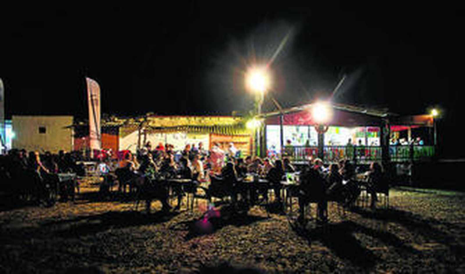 Terraza del Bartolo colocada en plena arena de la playa de La Casería