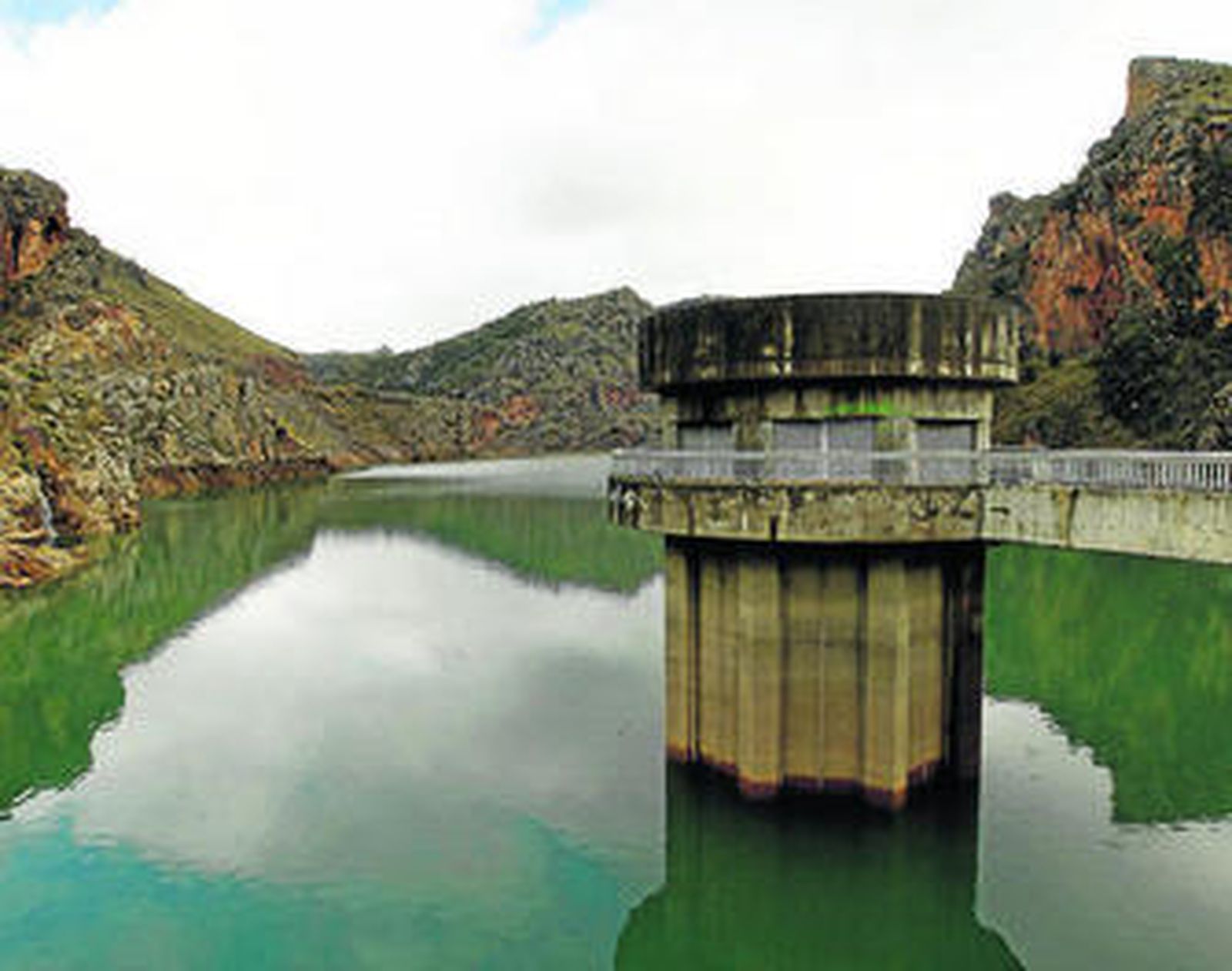 Quéntar se encuentra en estos momentos al 64% de su capacidad.