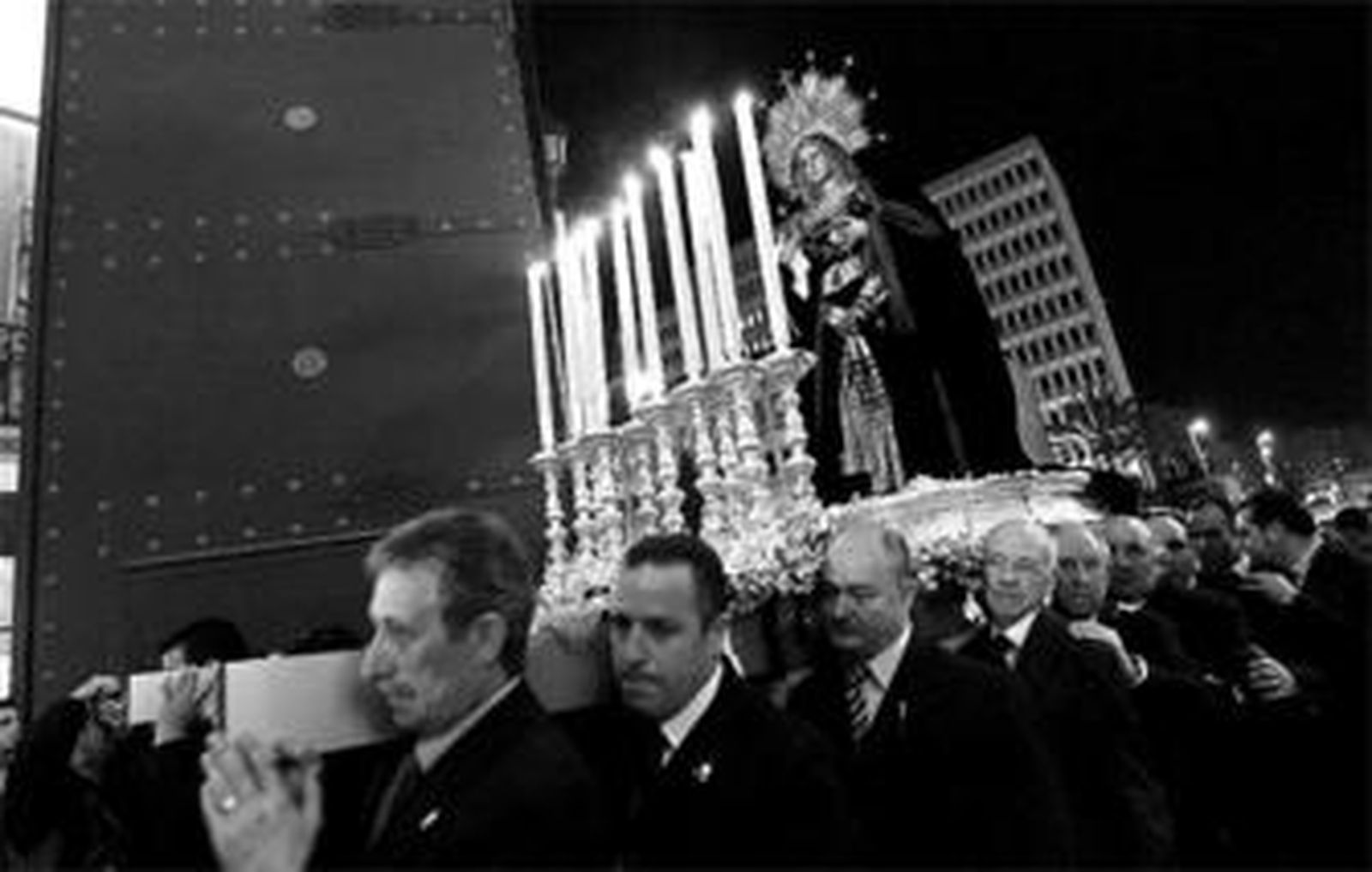 Momento de la entrada en la casa hermandad de la imagen de la Virgen de la Esperanza.