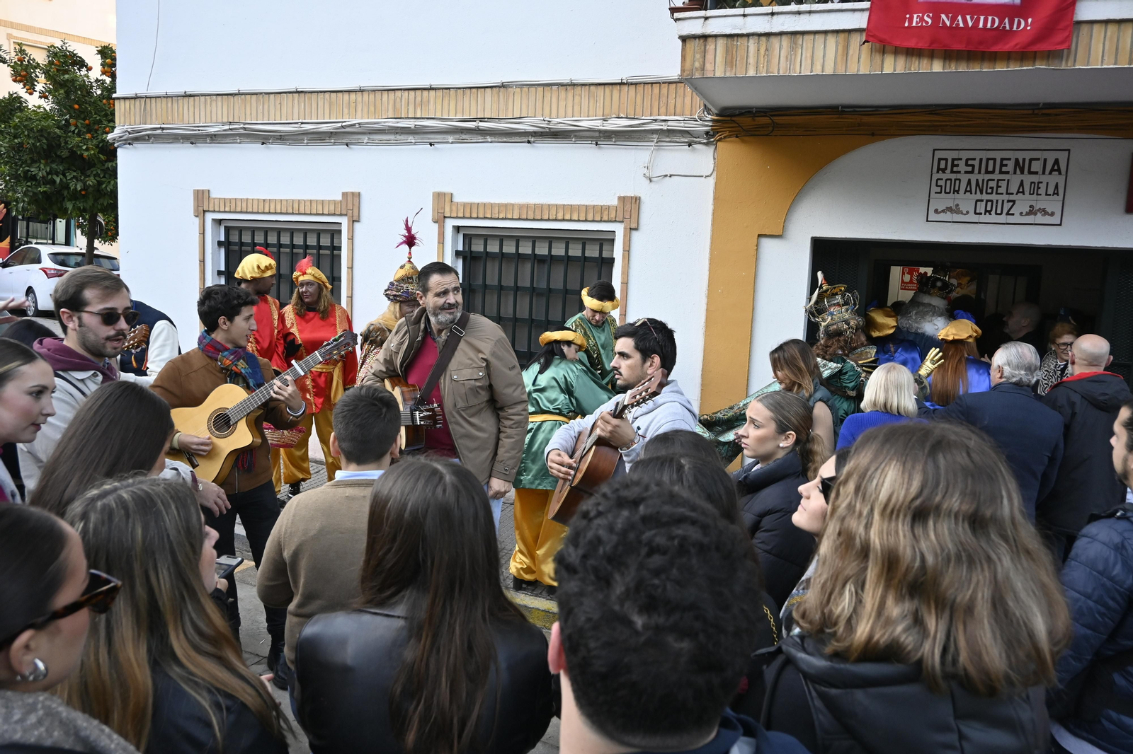 Visita de los Reyes Magos a los ancianos de los asilos de Huelva, en imágenes