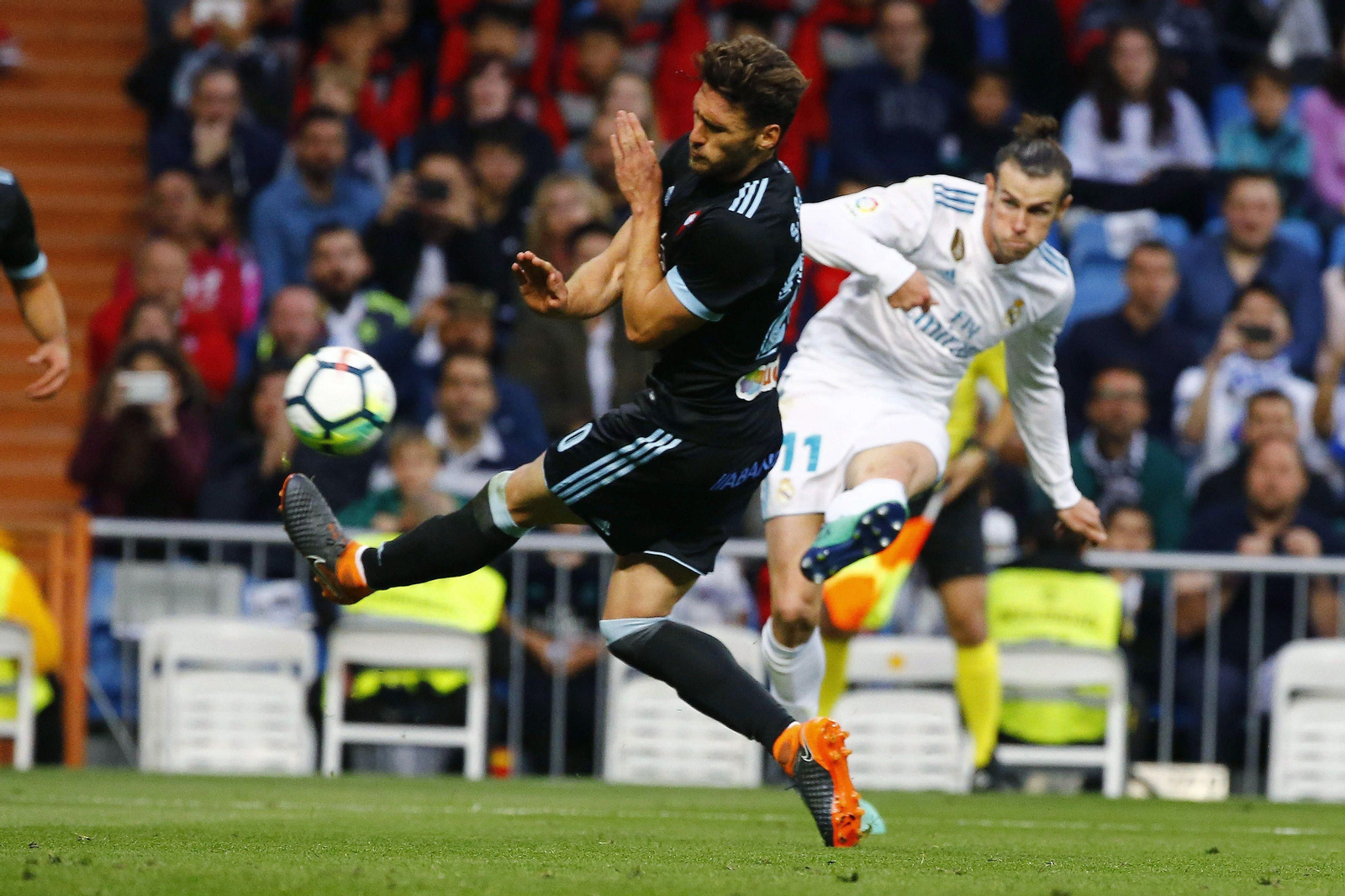Bale lanza ante Sergi Gómez para hacer su segundo gol, en el 2-0.