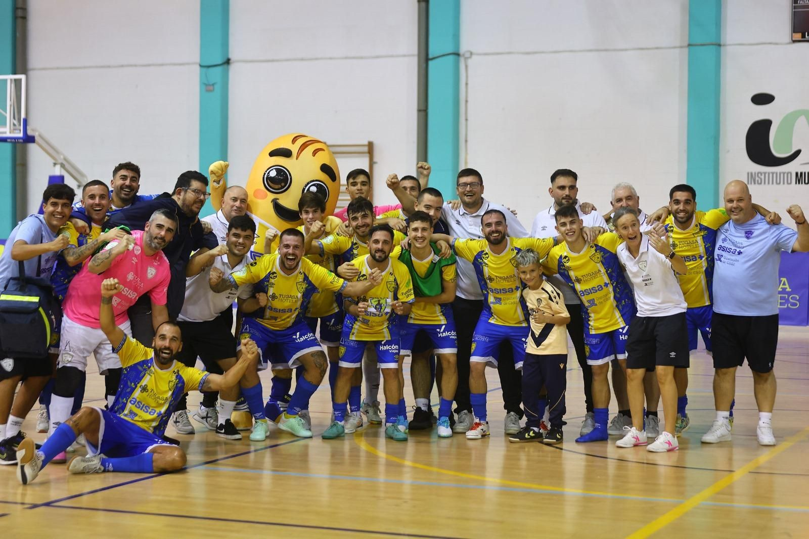 Celebración por todo lo alto del conjunto 'panadero' en la pista del Ciudad de Cádiz.
