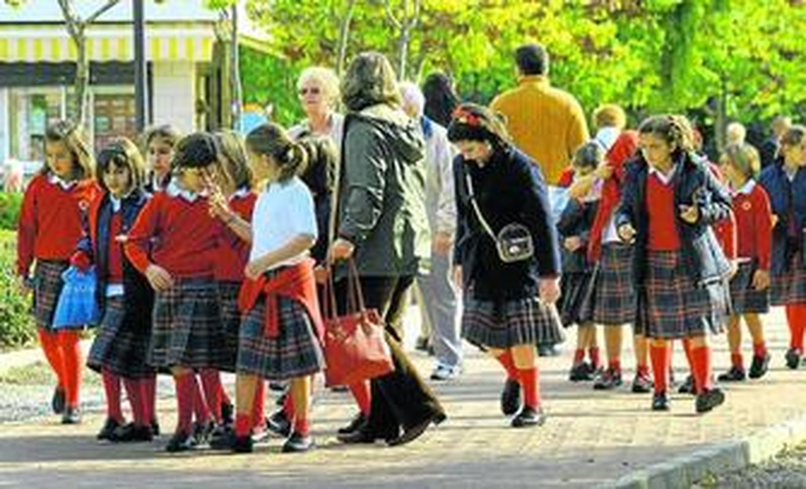 Un grupo de niñas con uniforme escolar pasean por las calles de Málaga.