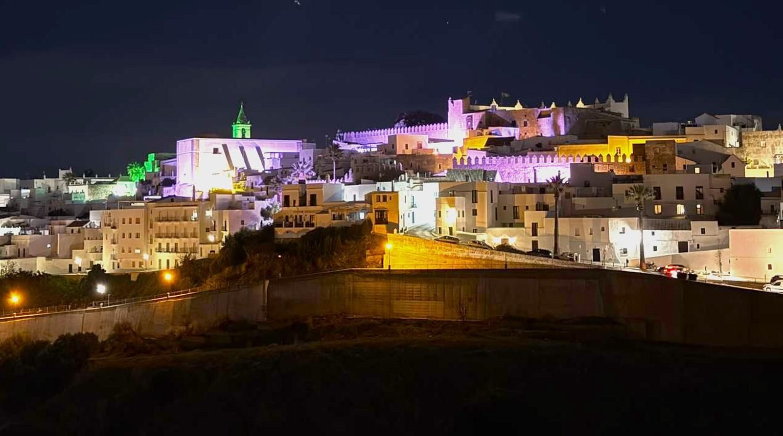 Vistas del casco histórico de Vejer iluminado en la noche
