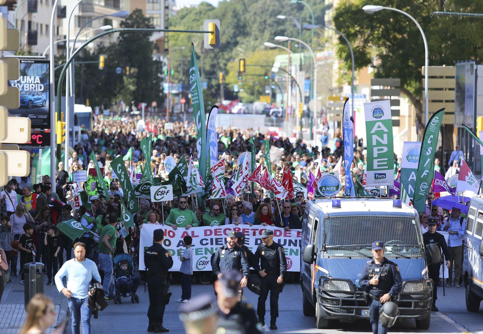 La manifestación por la huelga educativa en Málaga, en fotos