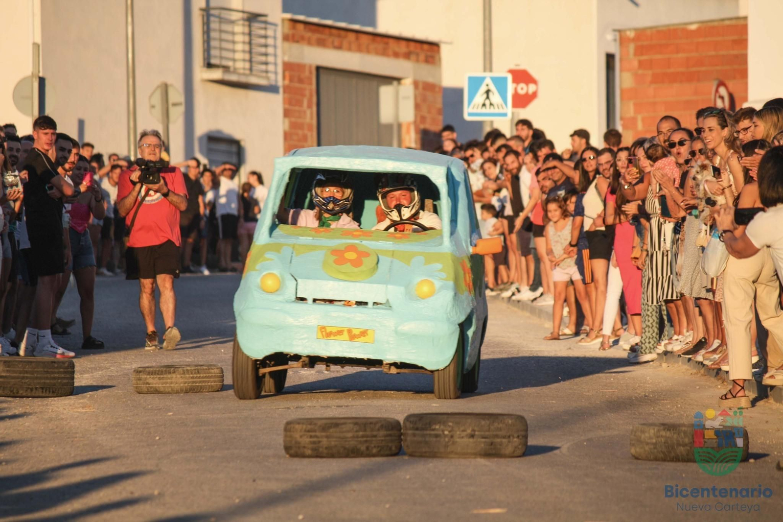 La disparatada carrera de autos locos de Nueva Carteya, en imágenes