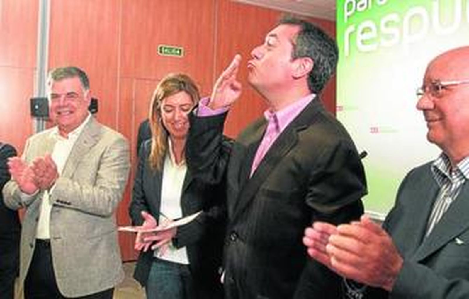 El candidato Espadas lanza un beso a las mujeres que fueron a escucharle al Tejar del Mellizo.