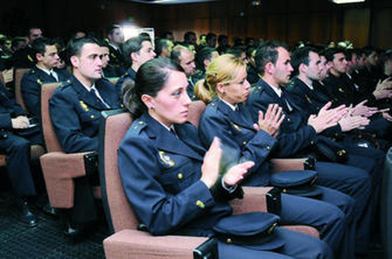 Varios de los nuevos agentes policiales que se incorporan a las comisarías de Sevilla.