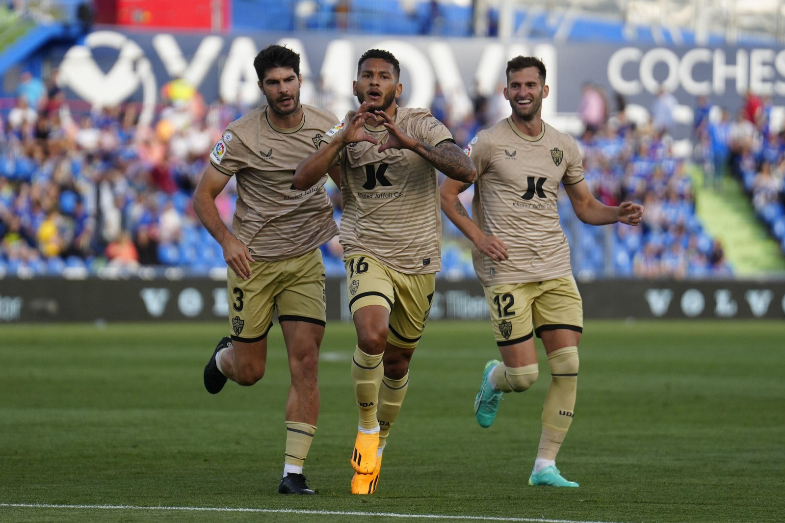 Suárez dibuja un corazón para celebrar el 0-1 junto a Melero y Baptistao Suárez dibuja un corazón para celebrar el 0-1 junto a Melero y Baptistao