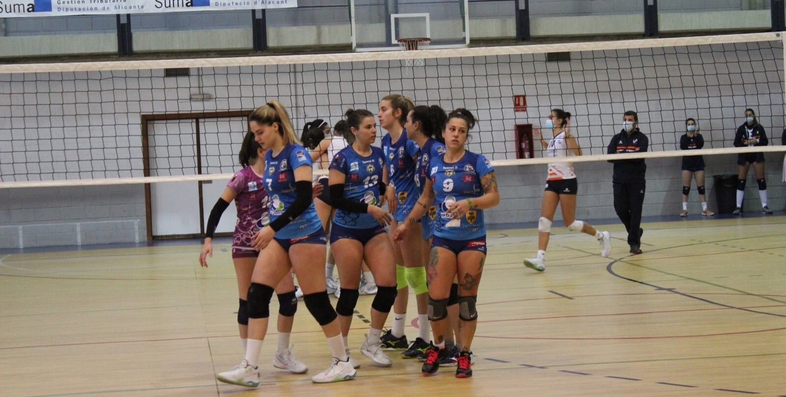 Las jugadoras del Mairena Voley se animan en un partido.
