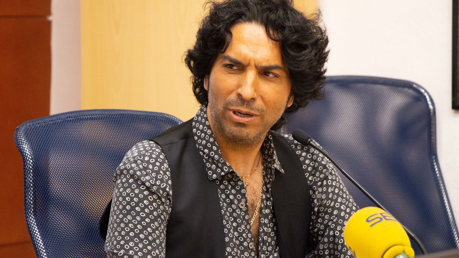 El cantaor Diego Amador, en un momento de su ponencia en Carmona.