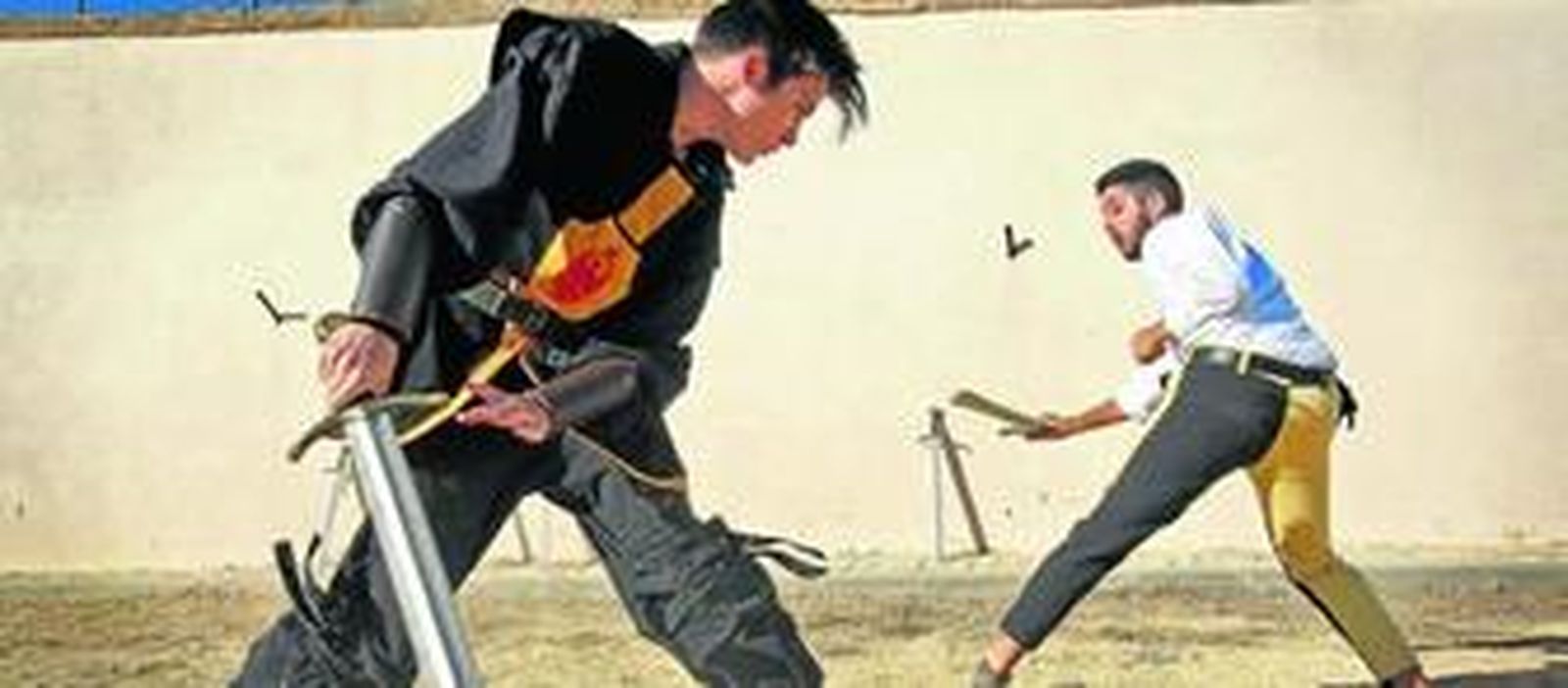 Dos jóvenes en plena lucha de soft combat, un deporte que se libra con réplicas de armas totalmente seguras.