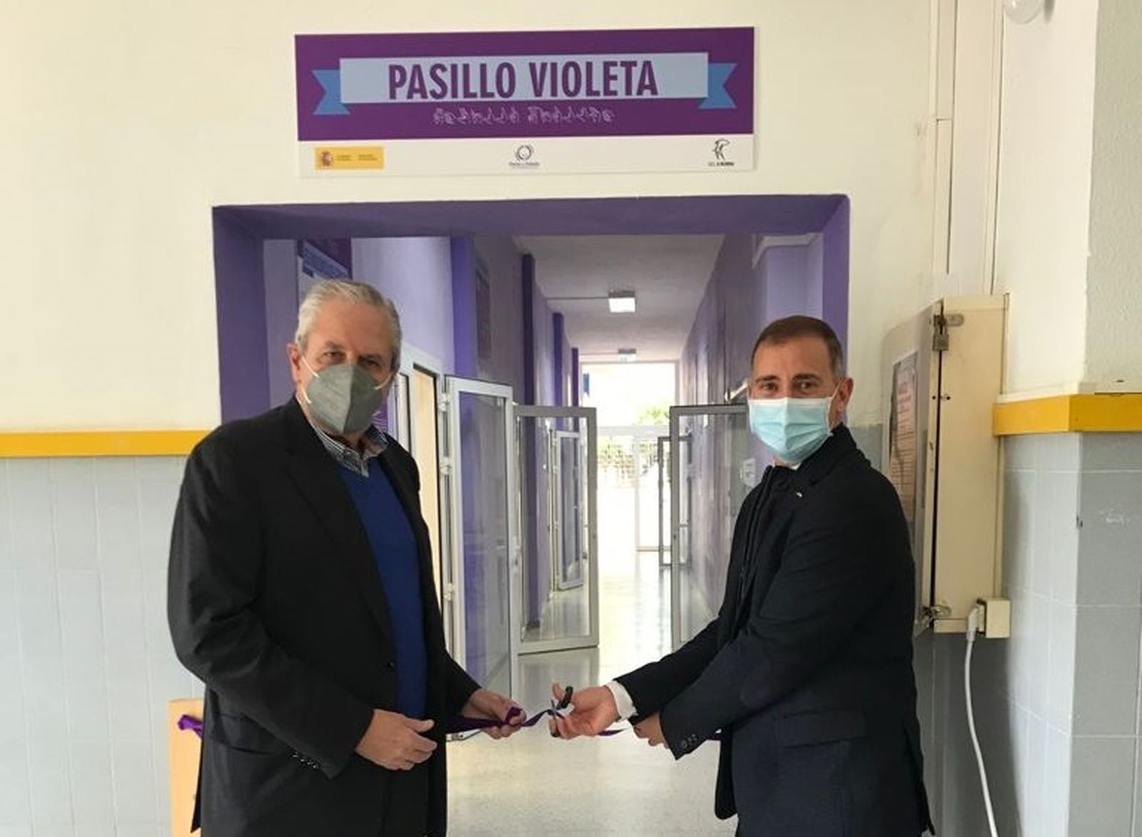 El delegado de Educación visita el IES El Palmeral de Vera con motivo de la inauguración de su ‘Pasillo Violeta’