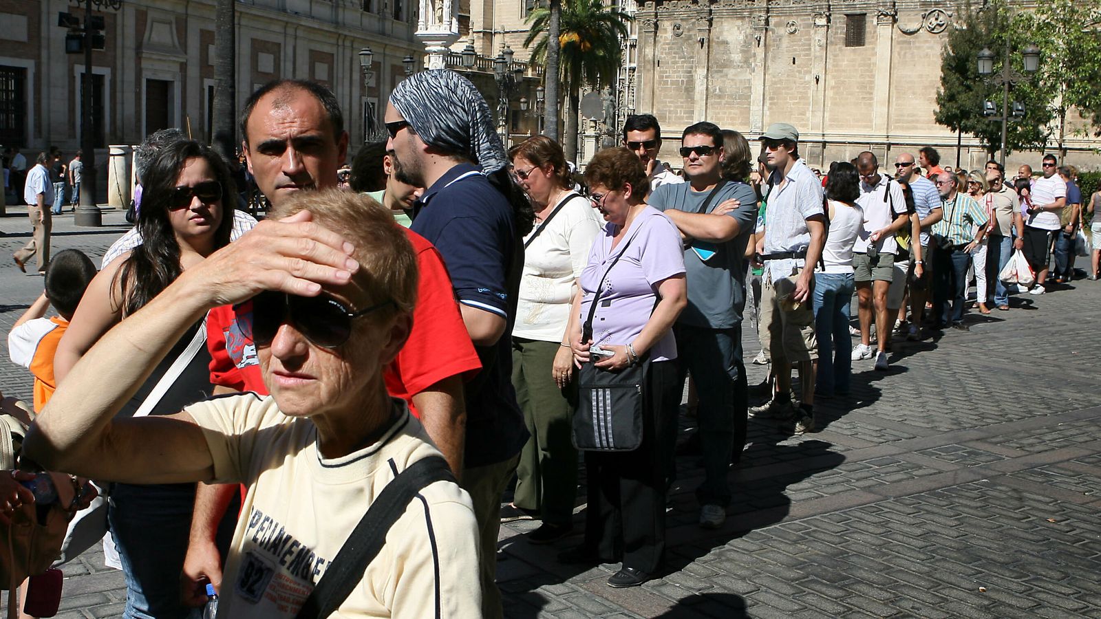 Colas de turistas para acceder a los Alcázares